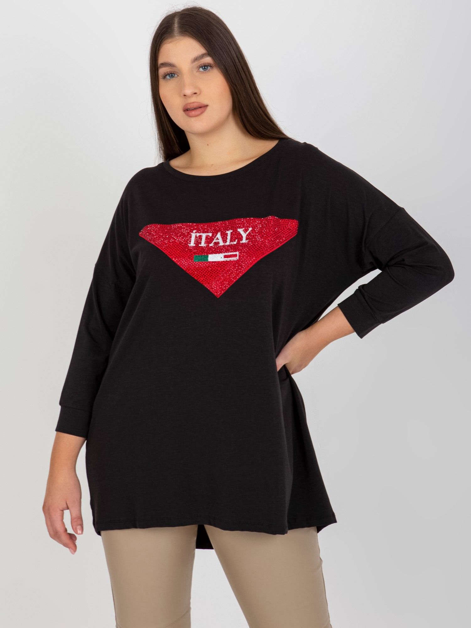 Czarna bluzka plus size z aplikacja i nadrukiem