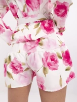 Biało-różowy elegancki kombinezon z szortami