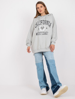 Siva trenirka s potiskom in dolgimi rokavi.