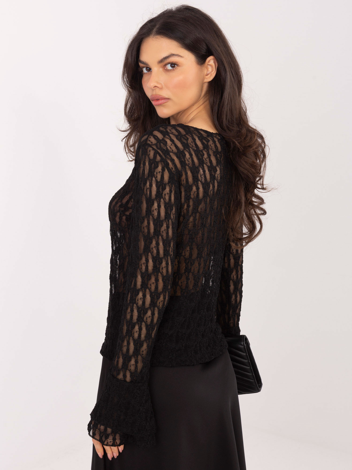 Schwarze Bluse mit ausgestellten Ärmeln.