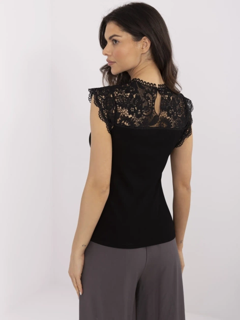 Czarna damska bluzka z koronkowym dekoltem