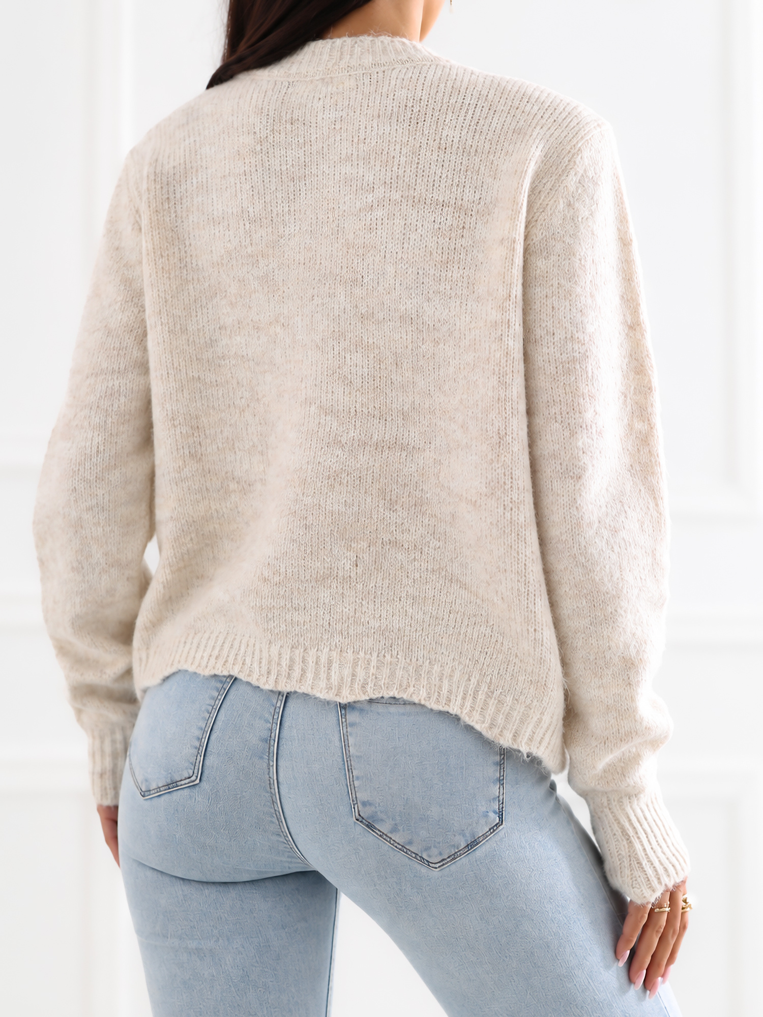Helle beige elegante Strickjacke mit rundem Ausschnitt.