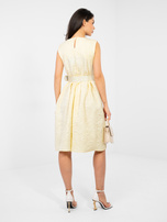 Pastelowa żółta sukienka z fakturowej tkaniny RUE PARIS 