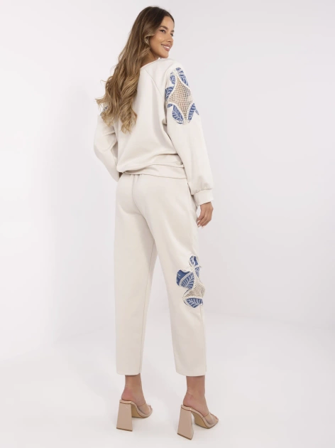 Beżowy przyjemny w dotyku komplet damski