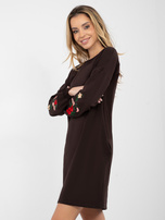 Czekoladowa sukienka z haftowanymi kwiatami RUE PARIS 