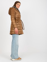 Hurtownia Camelowa pikowana kurtka przejściowa z paskiem