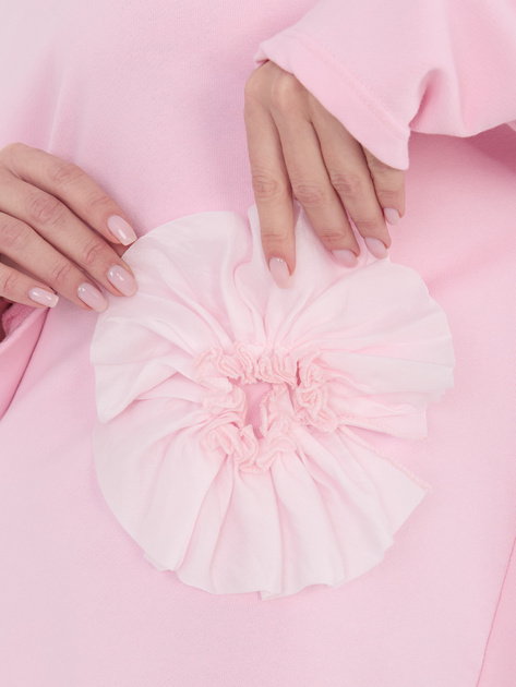 Jasnoróżowa bluza z ozdobnym przeszyciem