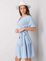 Niebieska sukienka z falbaną Lachelle