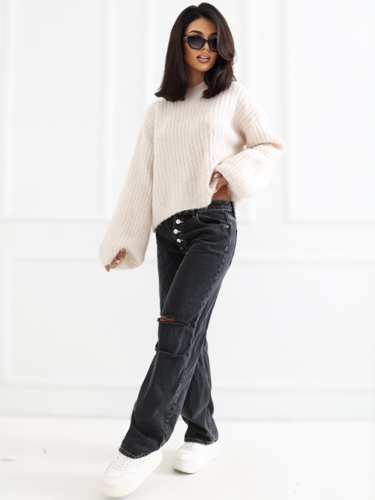 Helle beige weiche Oversize-Pullover mit rundem Ausschnitt.