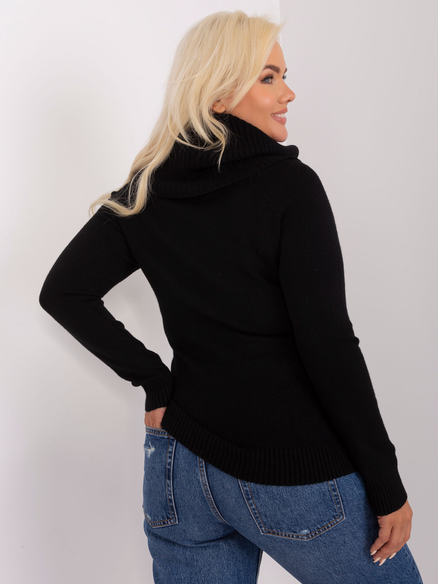 Czarny damski sweter plus size z wiskozą
