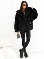 Schwarze Felljacke mit Kapuze.