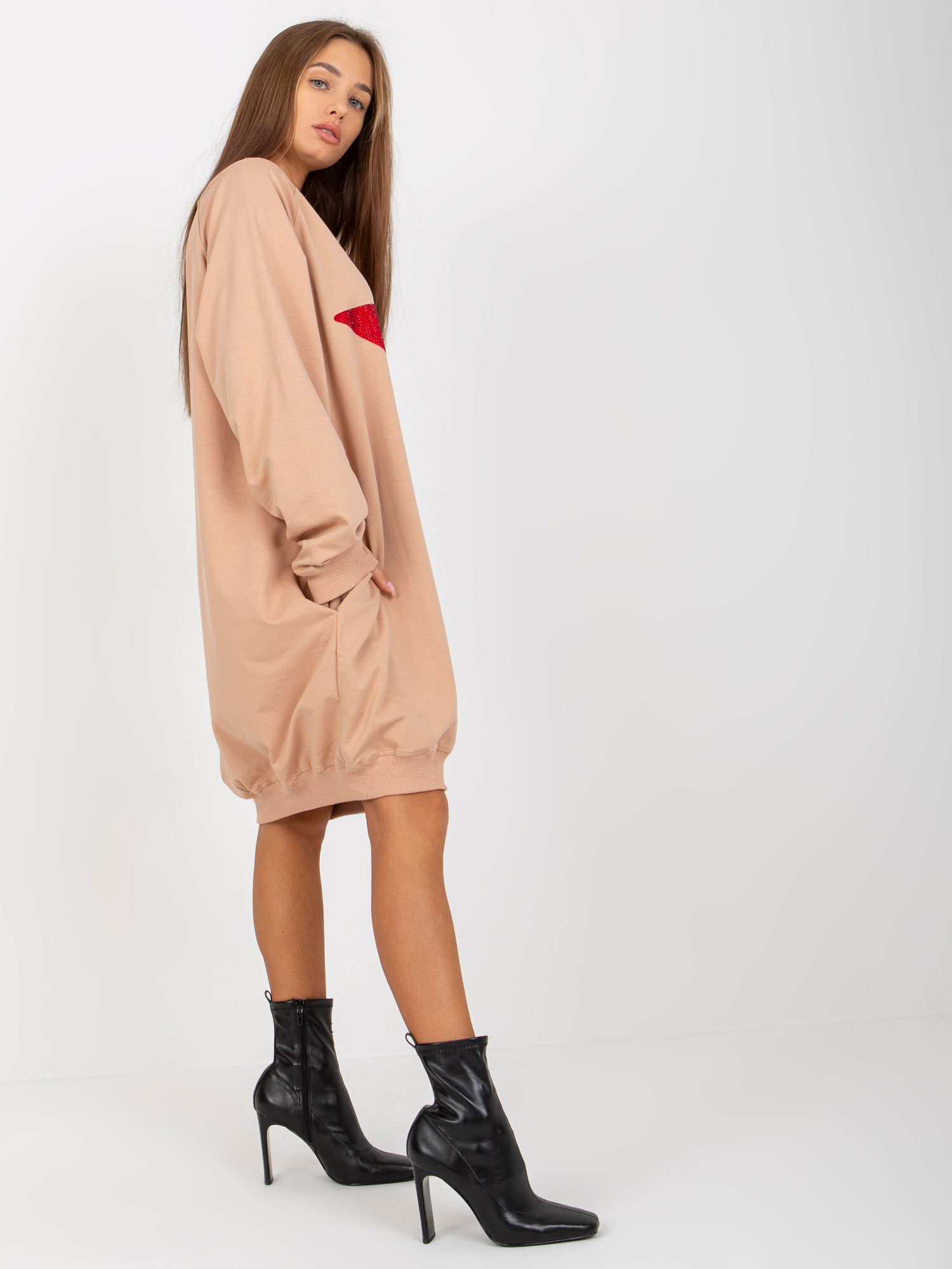 Hurt Beżowa długa bluza oversize z aplikacją z dżetów 