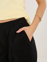 Czarne sztruksowe spodnie z nogawką 7/8 RUE PARIS 