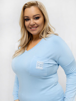 Jasnoniebieska bluzka plus size z naszywką 
