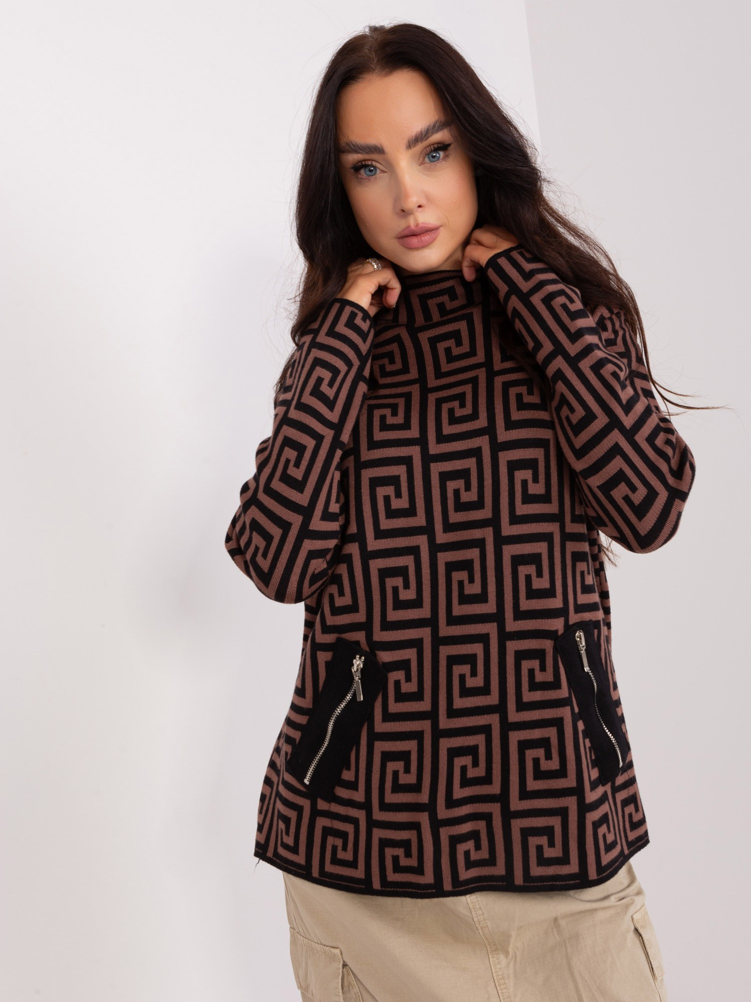 Brązowo-czarny wzorzysty sweter golf damski