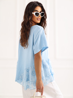 Jasnoniebieska damska bluzka z rozkloszowanym dołem