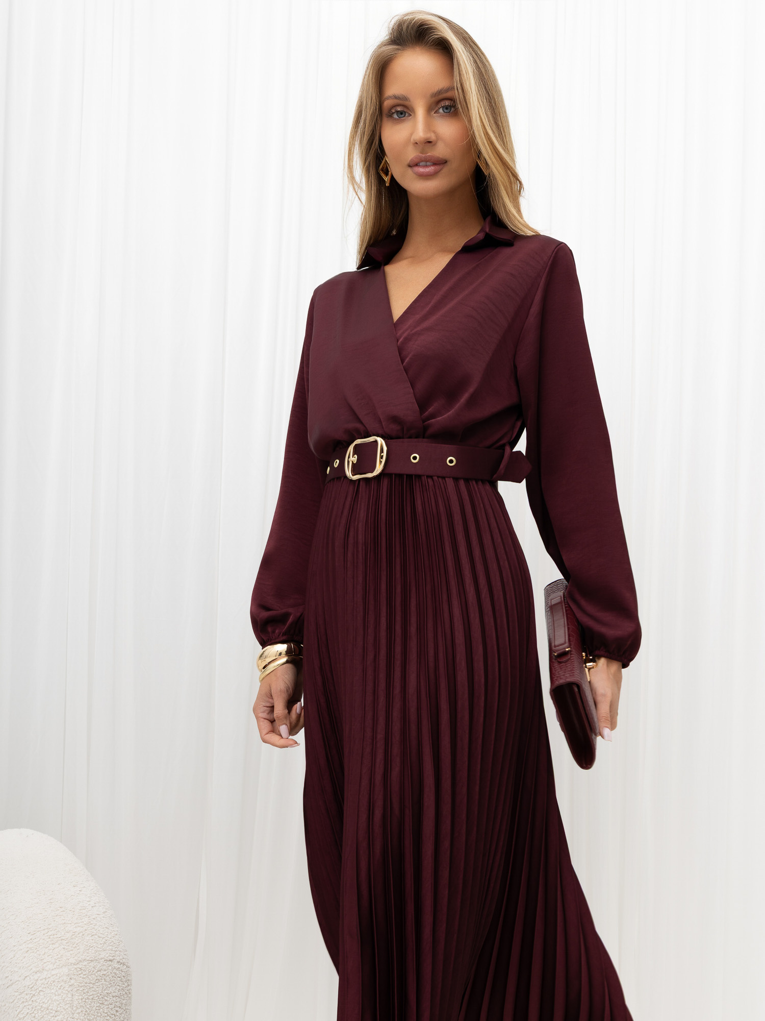 Burgunderfarbendes elegantes Kleid mit plissiertem Saum RUE PARIS.