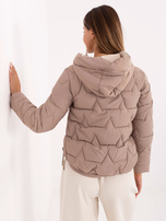 Dunkelbeige gesteppte Jacke mit Taschen.