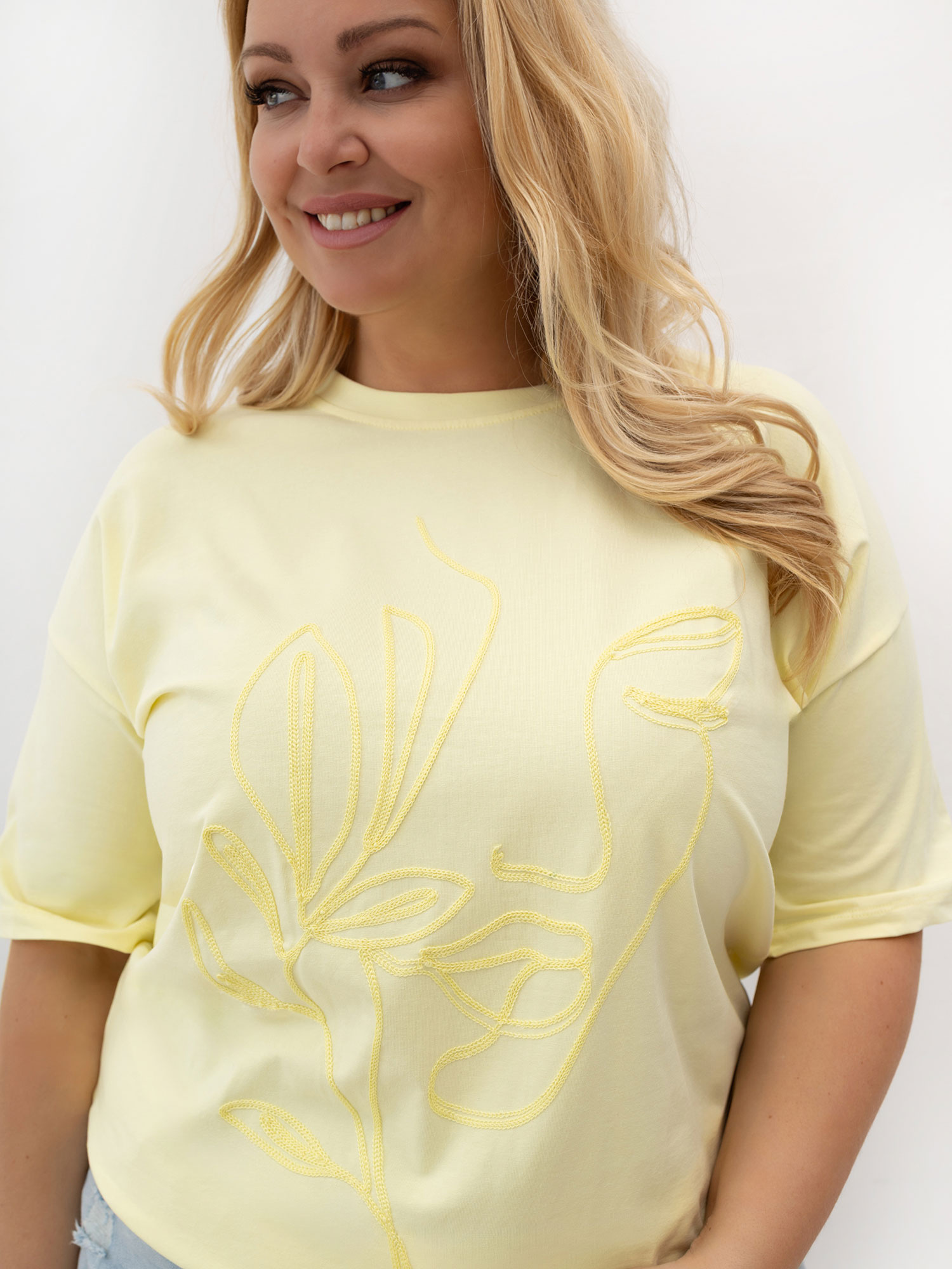 Jasnožuti t-shirt plus size s okruglim izrezom.