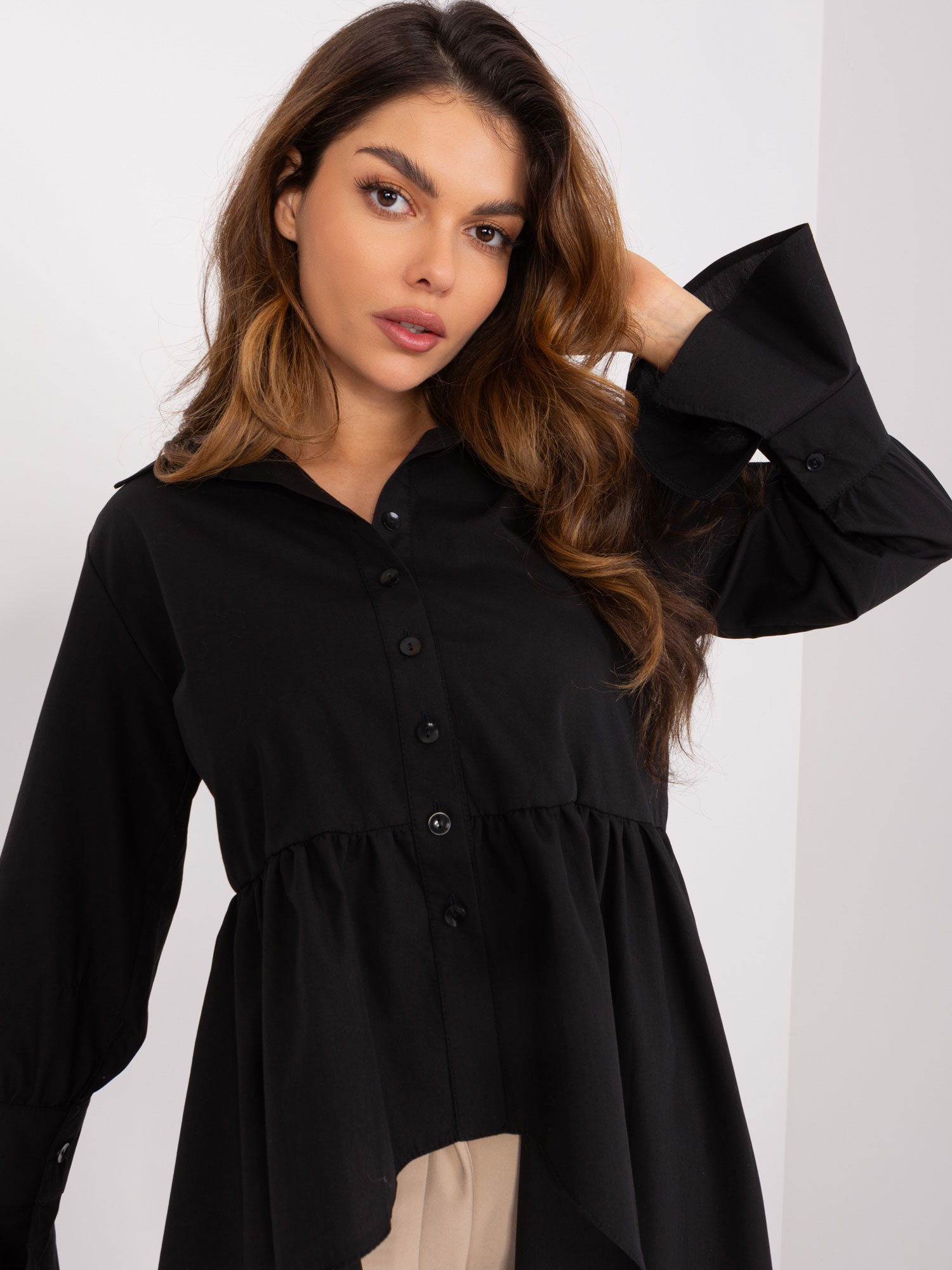 Hurt Czarna asymetryczna koszula damska z falbaną