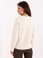 Helle beige Damenpullover mit Bärenapplikation.