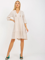 Jasnobeżowa sukienka oversize z falbaną i rękawem 3/4