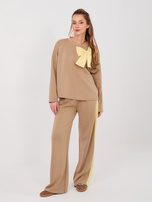 Ciemnobeżowy komplet z szerokimi spodniami RUE PARIS 