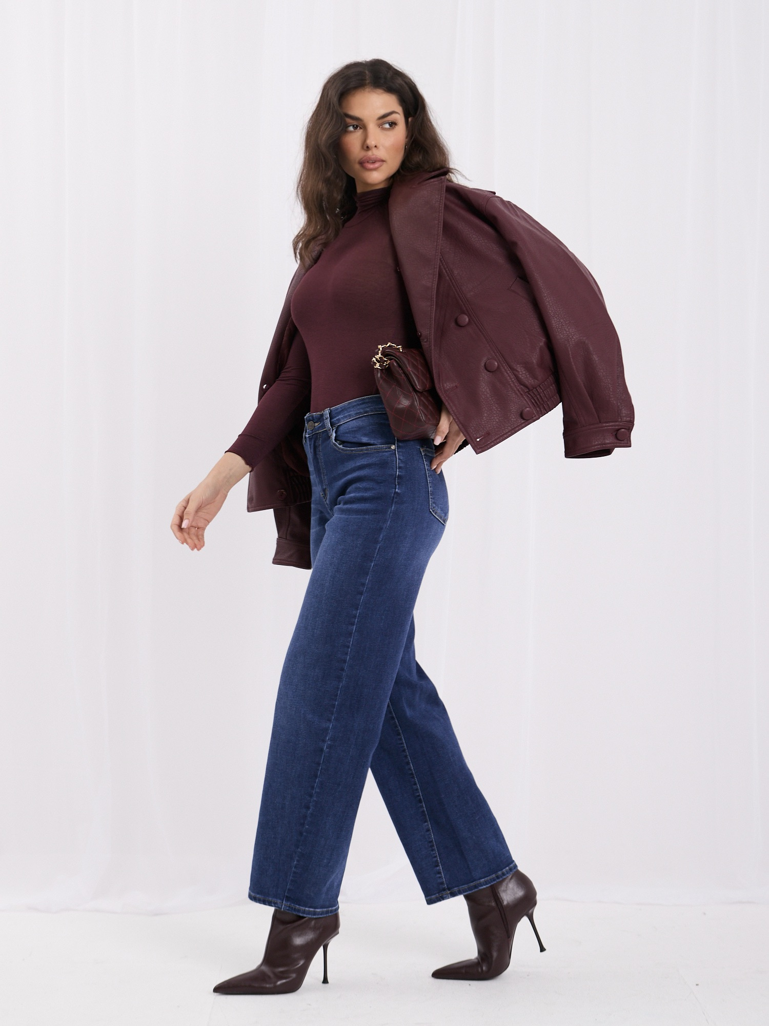Tmavomodré dámske mom jeans s rovnou nohavicou.