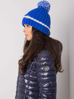 Blaue Mütze mit Bommel.