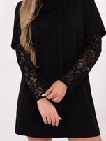 Czarna prosta sukienka z koronkowymi rękawami