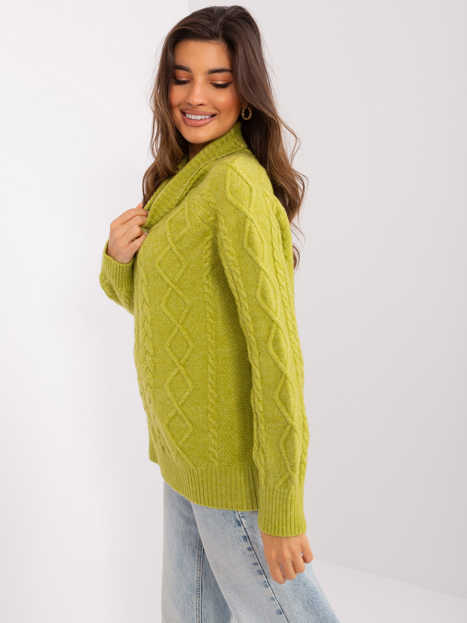Hurt hellgrüner Pullover mit Zöpfen und Bündchen.