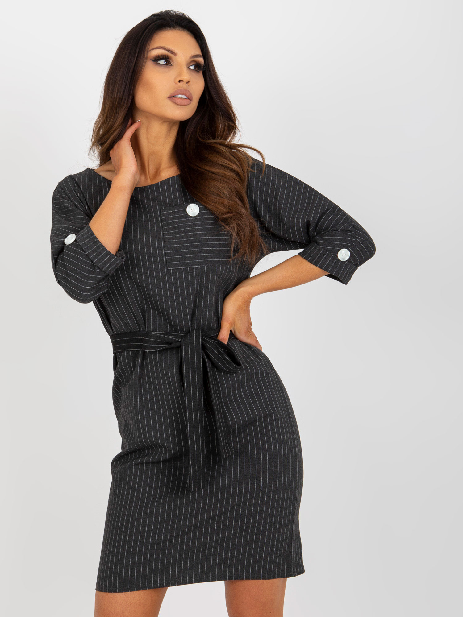 Ciemnoszara ołówkowa sukienka plus size w paski z kieszenią