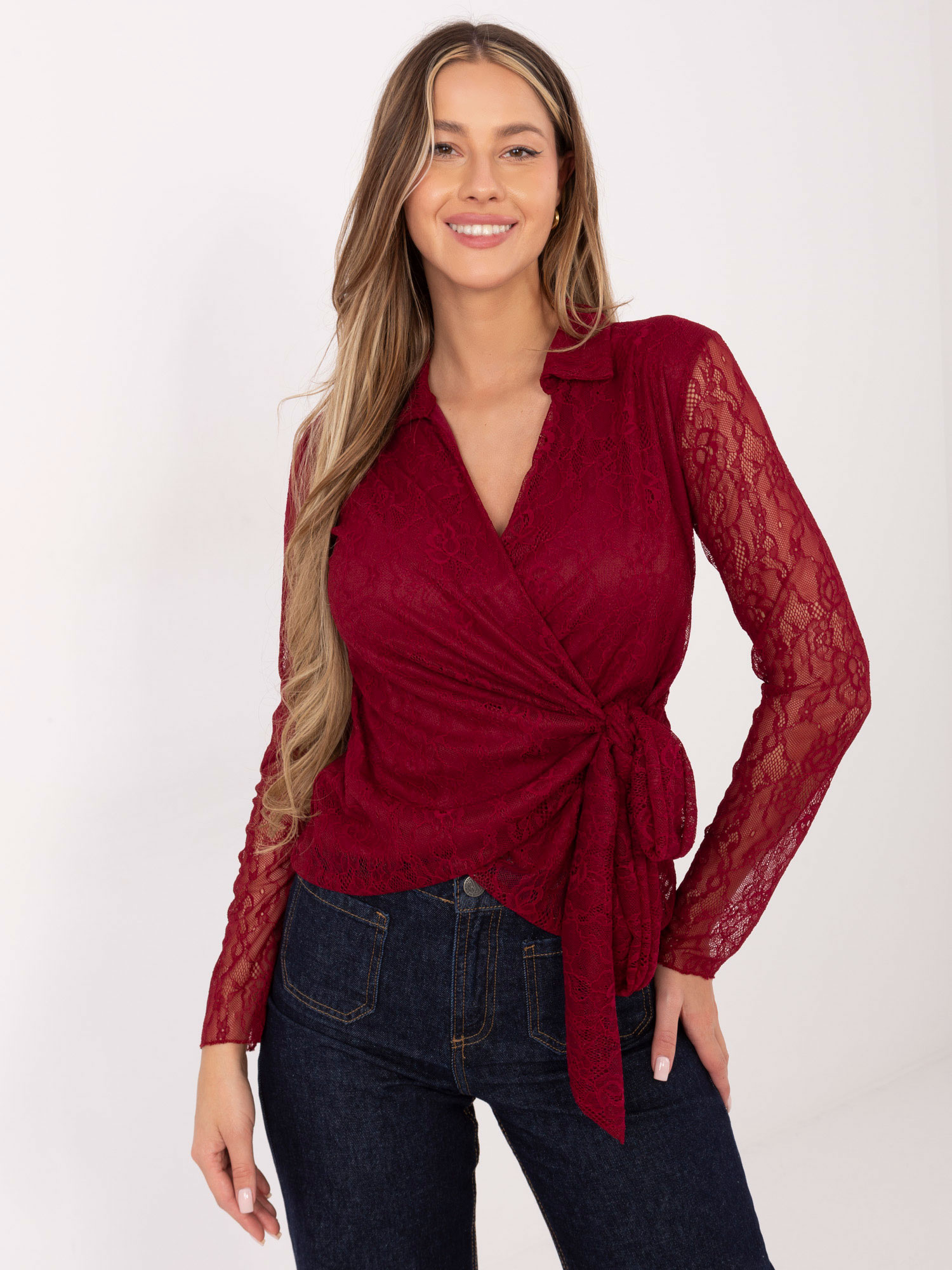 Bordeauxfarbene Wickelbluse aus Spitze.