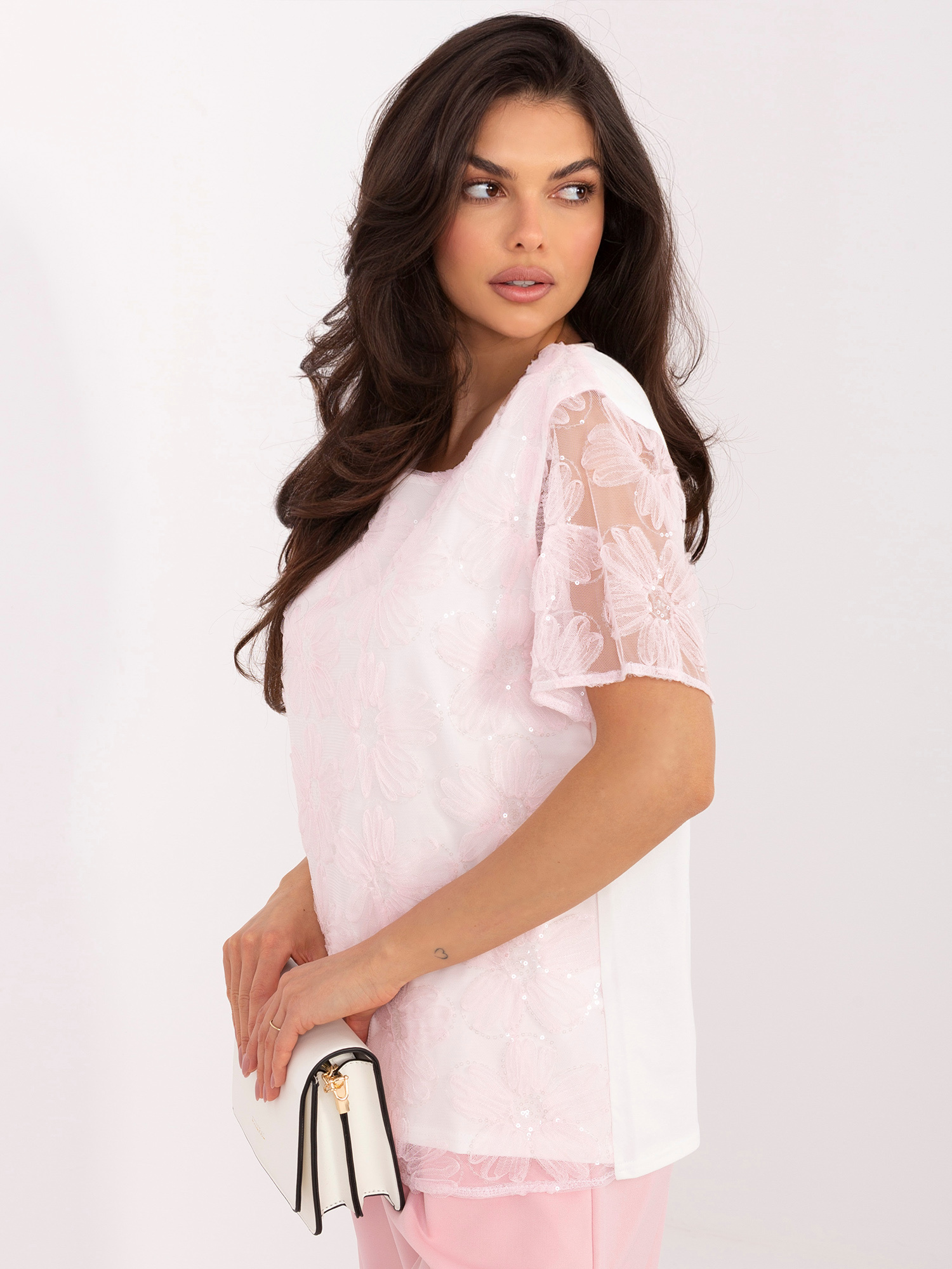 Jasnoróżowa elegancka bluzka z krótkim rękawem