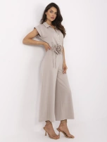 Beżowy damski kombinezon z kwiatową broszką