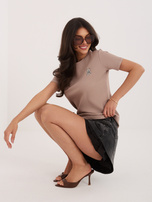 Ciemnobeżowa damska bluzka z naszywką misia 