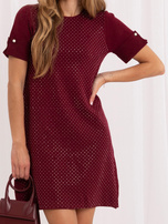 Bordeauxfarbendes trapezförmiges Kleid mit Applikationen.