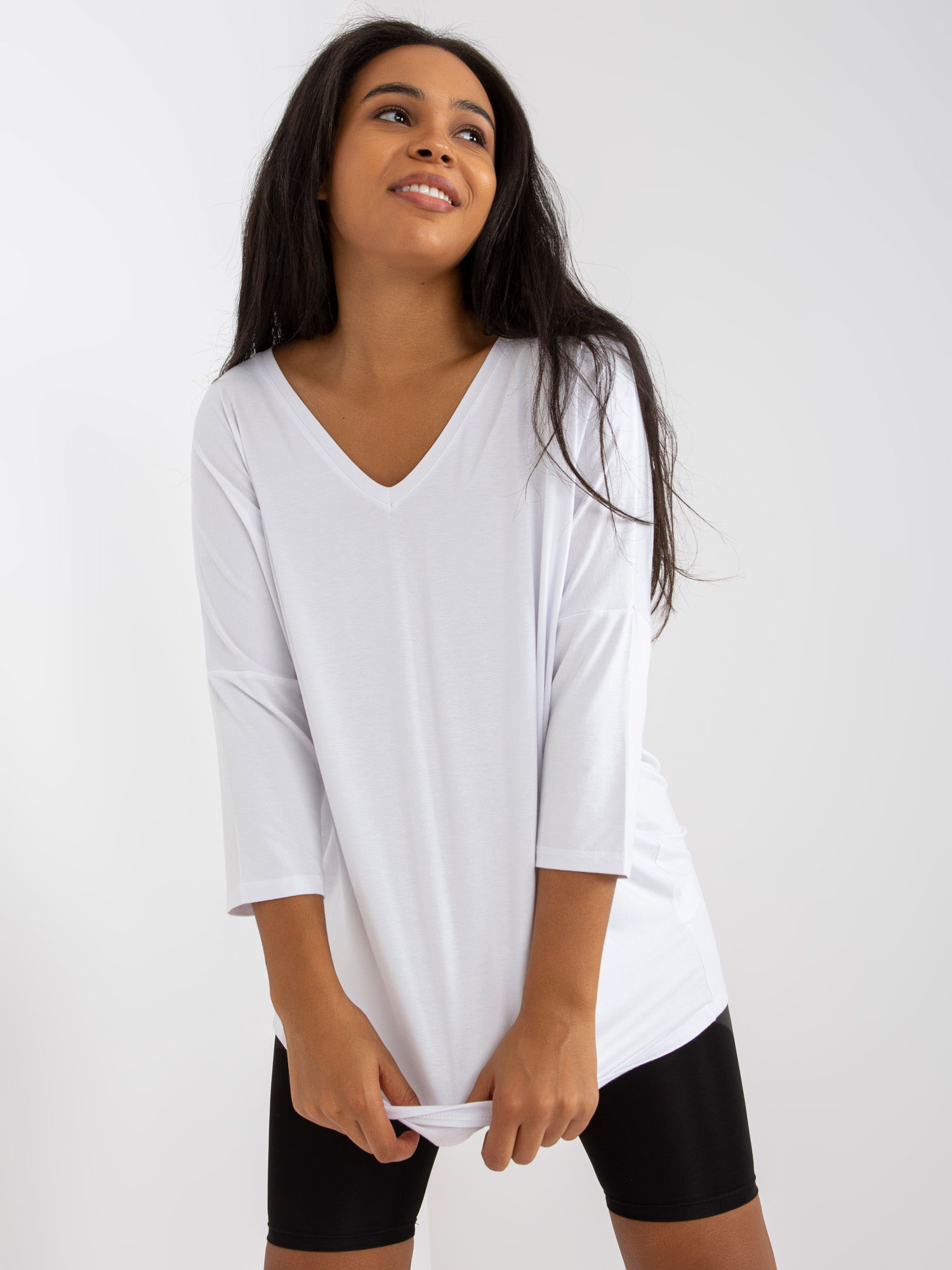Didmeninė parduotuvė Balta kasdienė bluzka plius dydžio su V formos iškirpte.