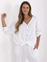 Weiße Muslin-Bluse im Oversize-Schnitt.