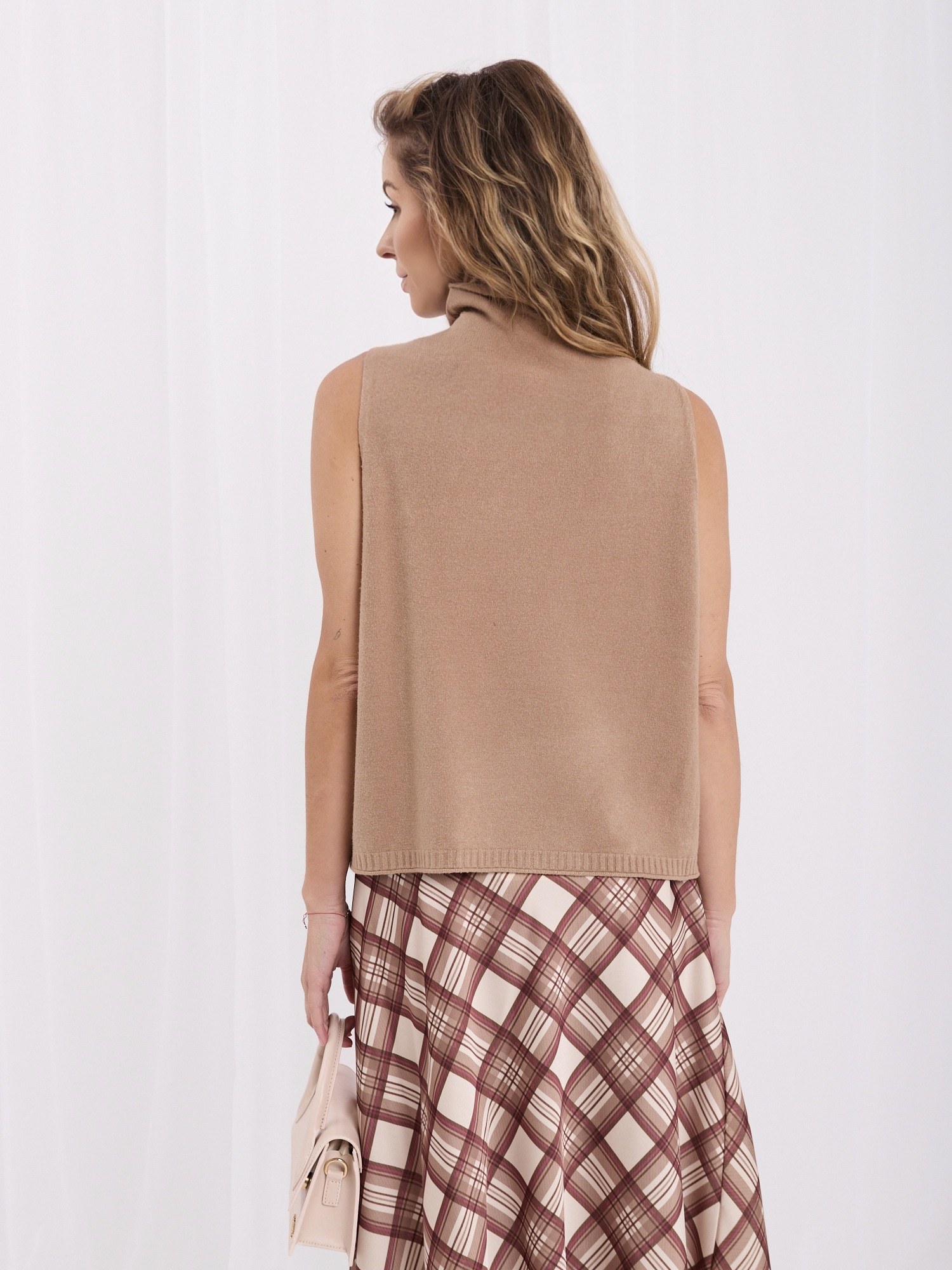 Ciemnobeżowy damski sweter oversize bez rękawów 
