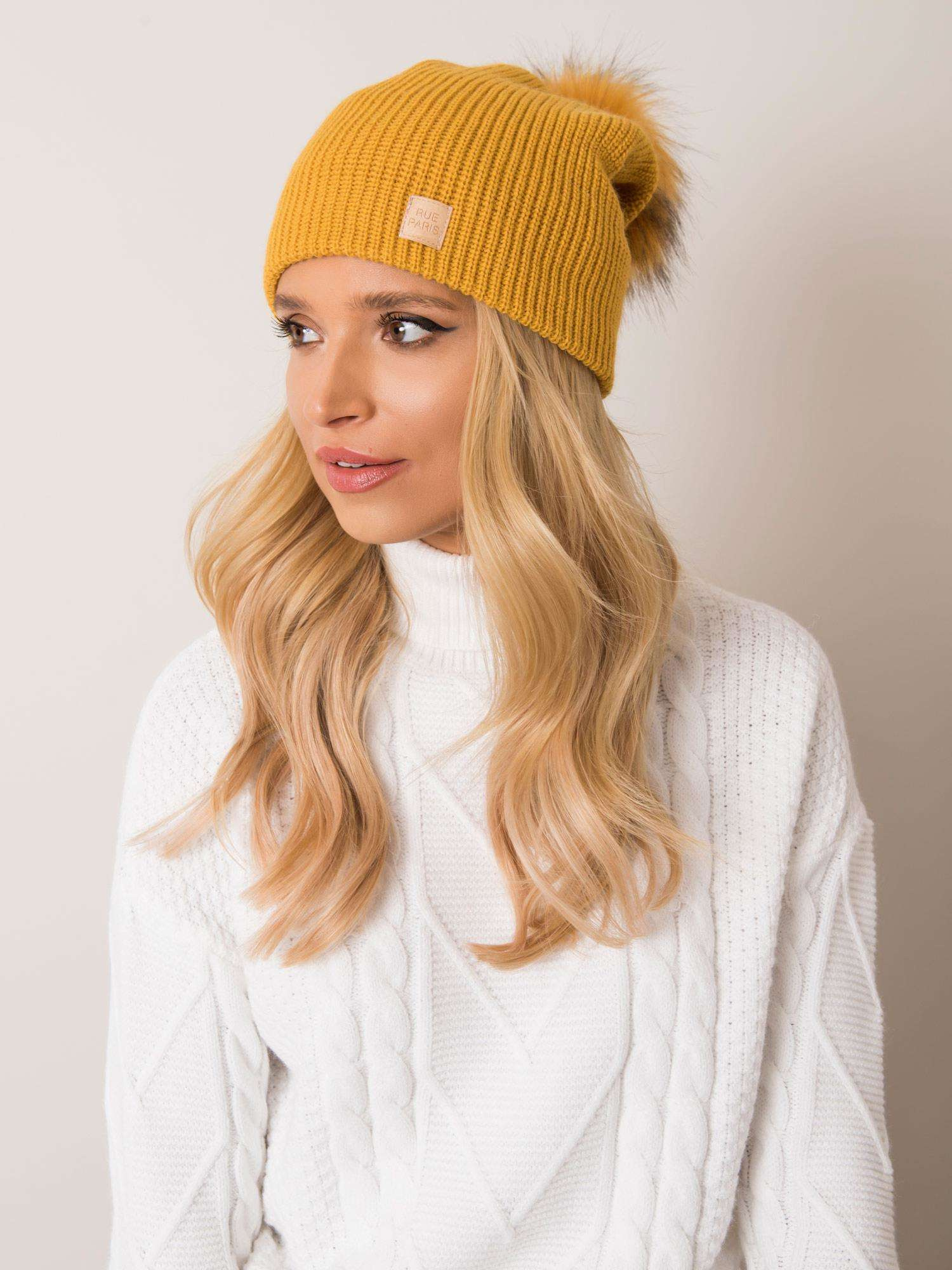 Musztardowa czapka beanie z pomponem RUE PARIS