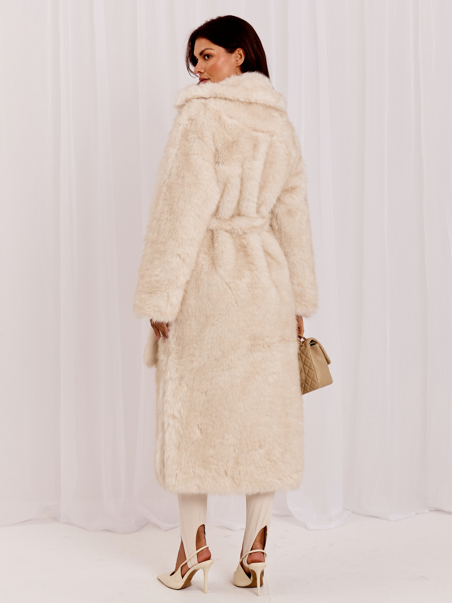 Svetlo bežový dámsky kožuch s prídavkom vlny.