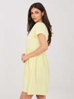 Pastelowa żółta letnia sukienka z krótkim rękawem RUE PARIS 