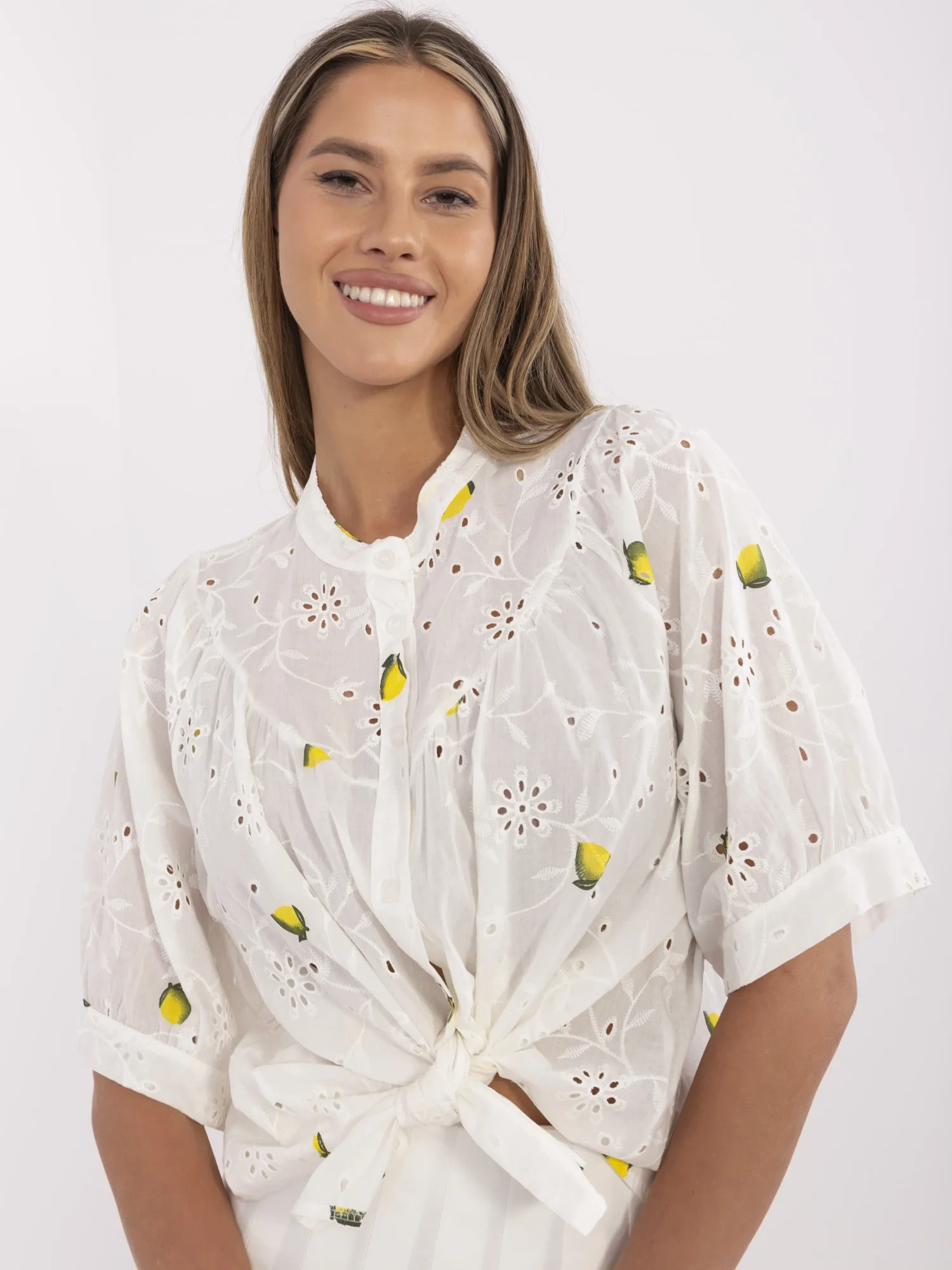 Ecru summer shirt with lemon print.