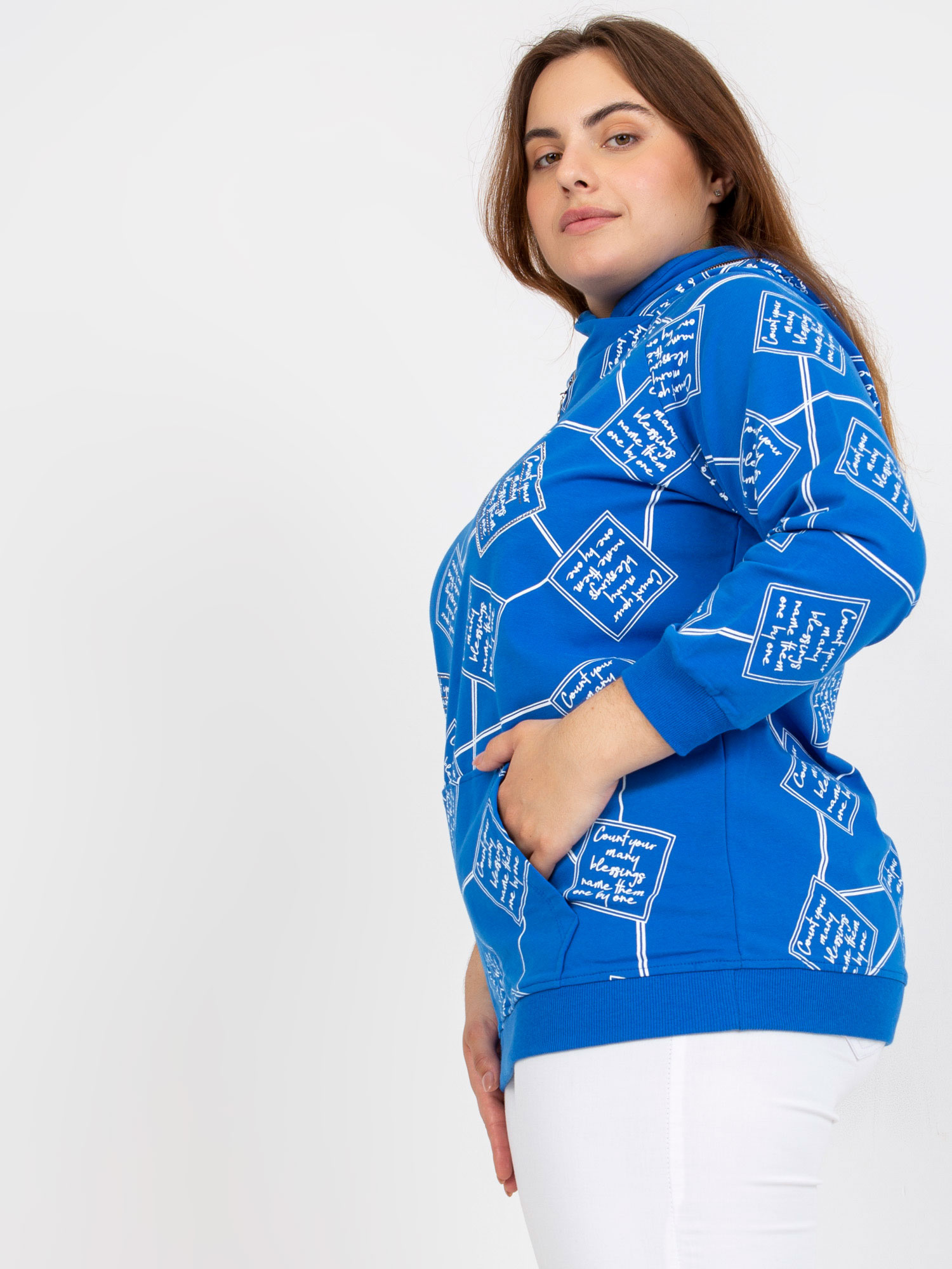 Tmavě modrá mikina z teplákoviny plus size s potiskem.