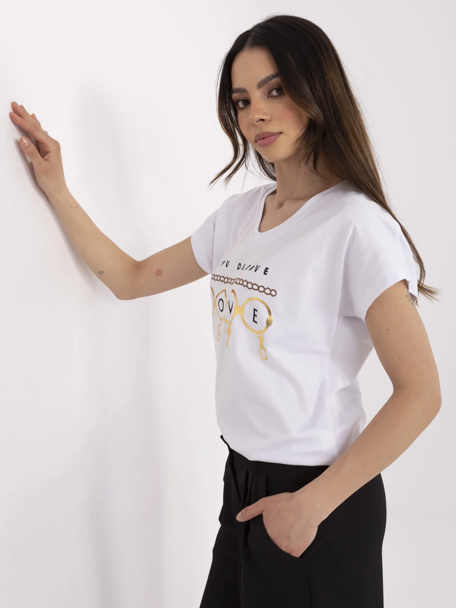 Biały bawełniany i t-shirt z nadrukiem 