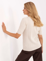 Helle beige klassische Strickjacke mit V-Ausschnitt.