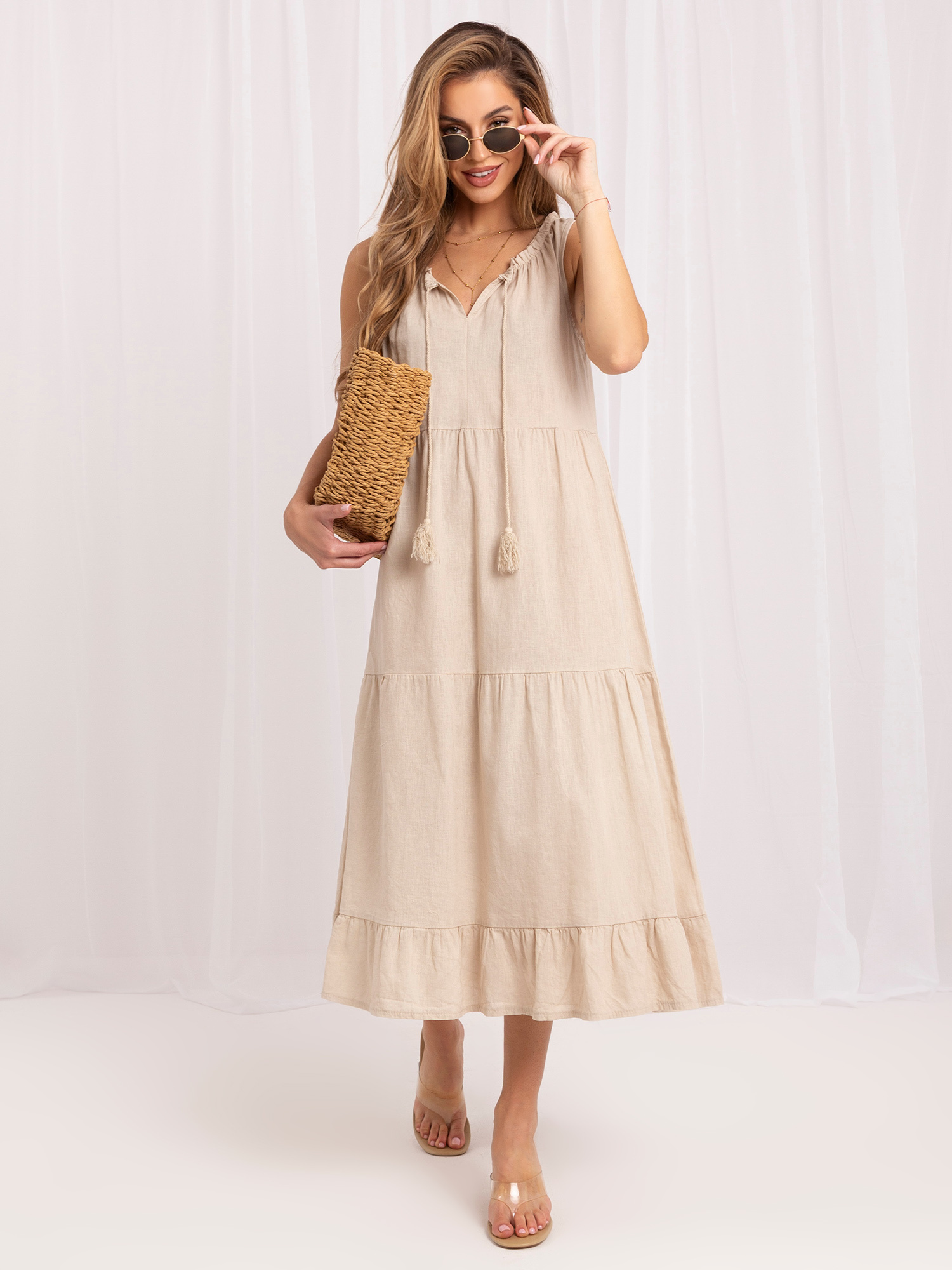 Beige schwingendes Kleid mit Rüsche.