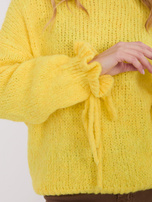 Źółty sweter z wiązaniami przy rękawach