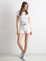 Białe szorty z dziurami